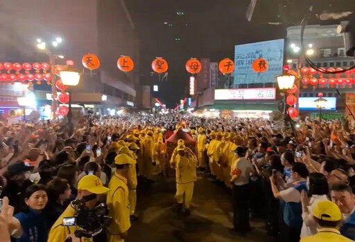 結緣變劫緣!白沙屯媽進香亂象 女信徒祈福品遭撈袋嚇壞