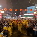 結緣變劫緣！白沙屯媽進香亂象 女信徒祈福品遭撈袋嚇壞