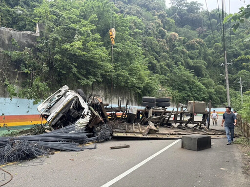 新竹卡車高處墜落「整台解體」 雙向封閉無人傷亡