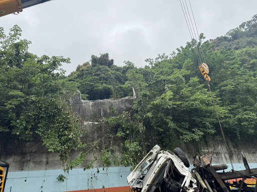 新竹卡車高處墜落「整台解體」 雙向封閉無人傷亡