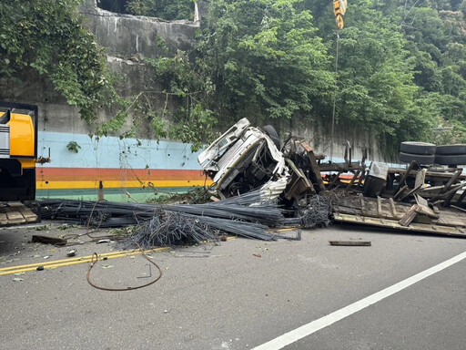 新竹卡車高處墜落「整台解體」 雙向封閉無人傷亡