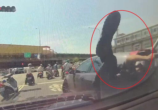 影/無視警鳴槍!台南詐團車手撞飛女騎士、員警 第一視角曝