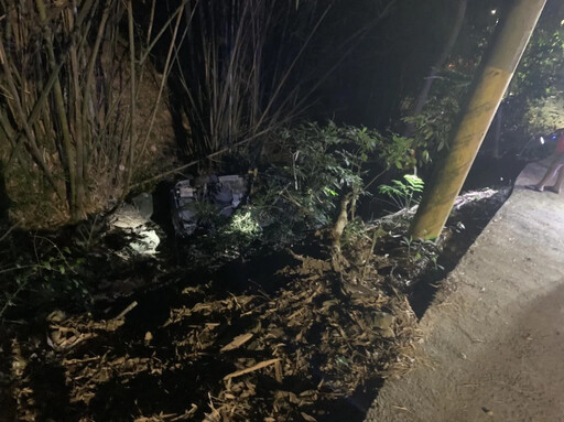 高雄美濃茶頂山車輛翻覆!駕駛擦傷送醫