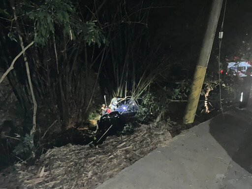 高雄美濃茶頂山車輛翻覆!駕駛擦傷送醫