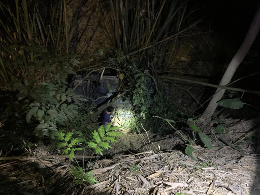 高雄美濃茶頂山車輛翻覆!駕駛擦傷送醫