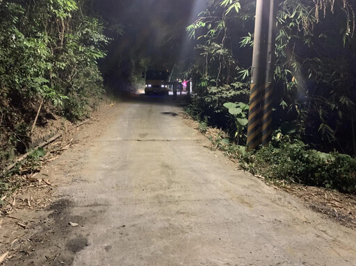 高雄美濃茶頂山車輛翻覆!駕駛擦傷送醫