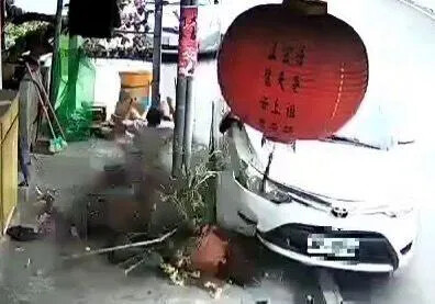 影/衰!屏東男自家門口騎樓納涼 遭酒駕男直衝撞飛