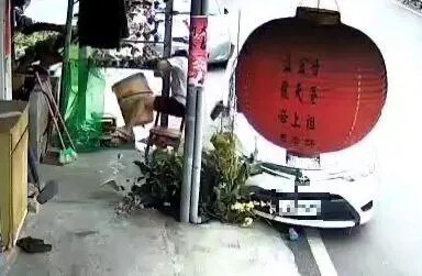 影/衰!屏東男自家門口騎樓納涼 遭酒駕男直衝撞飛