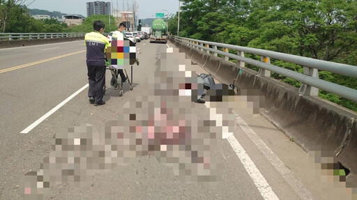 影/驚悚直擊!竹東大橋35歲騎士遭輾爆頭 碎肉散路面