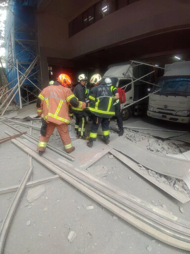中和知名內衣公司鷹架倒塌 2工人從3樓高墜樓送醫