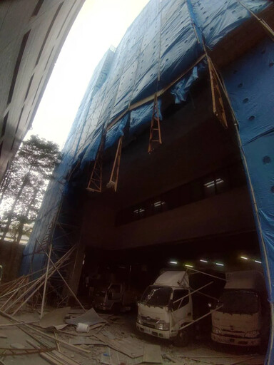 中和知名內衣公司鷹架倒塌 2工人從3樓高墜樓送醫