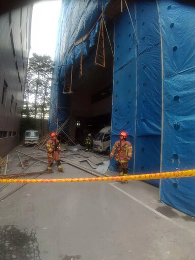 中和知名內衣公司鷹架倒塌 2工人從3樓高墜樓送醫