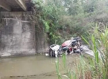 台南預拌車轉彎墜10米橋 駕駛骨折受困河床送醫