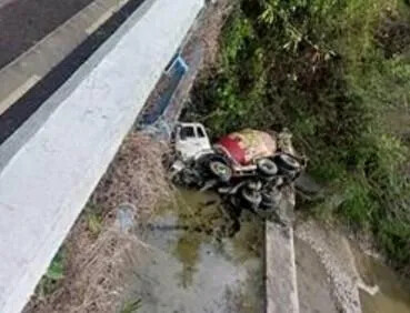 台南預拌車轉彎墜10米橋 駕駛骨折受困河床送醫