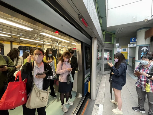 影/北捷「東湖─南港軟體園區」尖峰時間突停駛 通訊異常釀禍