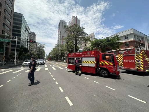 影/直擊!高雄灑水車右轉撞倒77歲單車翁「輾過雙腳」