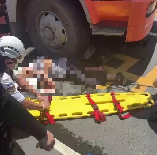 影/驚險救援!高雄灑水車輾77歲單車翁「雙腳卡車下」