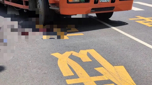 影/驚險救援!高雄灑水車輾77歲單車翁「雙腳卡車下」