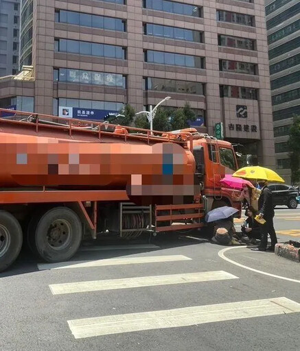 影/驚險救援!高雄灑水車輾77歲單車翁「雙腳卡車下」