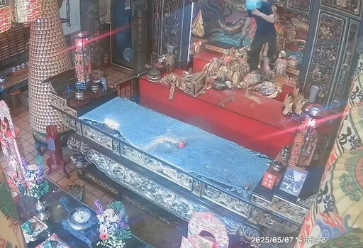 彰化300年五通宮慘遭浩劫!惡男持鐮刀「斬首」多尊神像