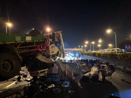 影/車碎成鐵片堆!國1仁德段5大小車追撞「有人身亡」