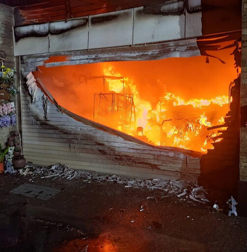 影/台南永康「民宅大火」!車庫狂燃 一家五口急逃