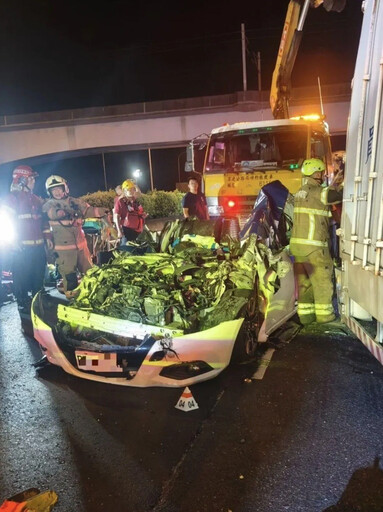 影/絕望片!國1仁德段悲慘死亡車禍 女乘客浴血哭喊「救我」