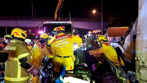 影/絕望片!國1仁德段悲慘死亡車禍 女乘客浴血哭喊「救我」