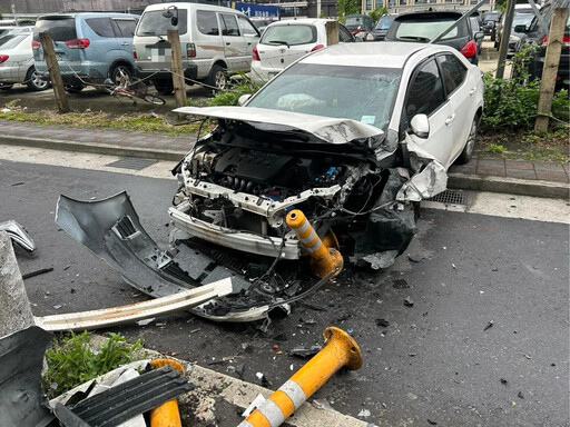影/板橋小車猛撞分隔島「車頭全毀」 恍神男破相