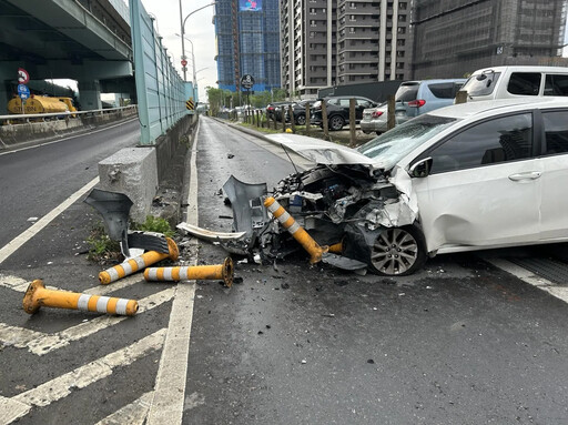 影/板橋小車猛撞分隔島「車頭全毀」 恍神男破相