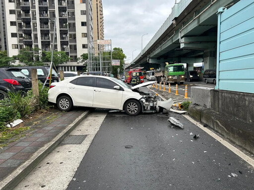 影/板橋小車猛撞分隔島「車頭全毀」 恍神男破相
