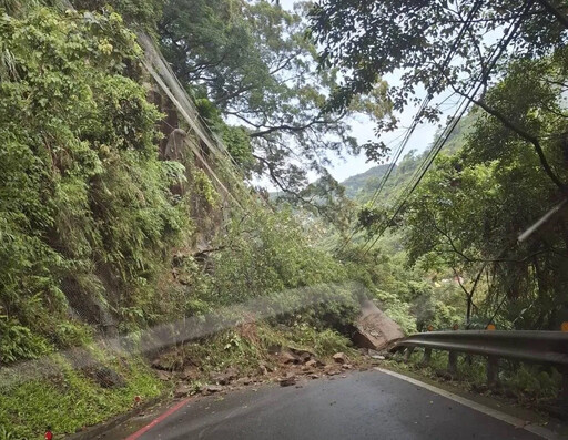 影/三峽土石崩落封路 北111縣道2.5K至3K「雙向中斷」