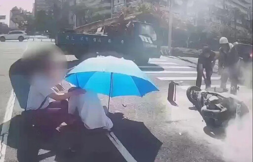 影/高雄「警局前嚴重撞擊車禍」!機車一度起火