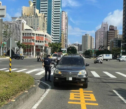 影/高雄「警局前嚴重撞擊車禍」!機車一度起火