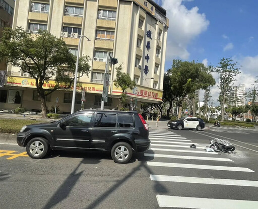 影/高雄「警局前嚴重撞擊車禍」!機車一度起火