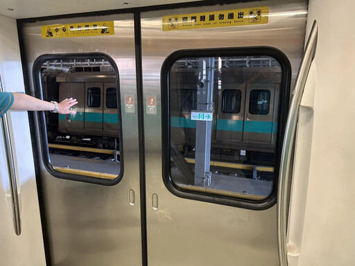 高捷通車17年首見詭異事故!行駛中門窗玻璃「整片掉落」