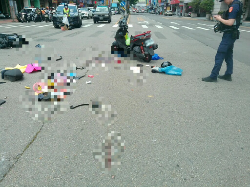影/台中殯葬18歲男趕上班!機車對撞「零件狂噴」 74歲翁腿斷出血昏迷