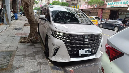 影/宿醉開車載小孩上學恍神撞4車 男子無照又酒駕