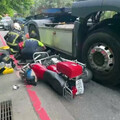 基隆機車捲入貨櫃車 騎士受困卡車底