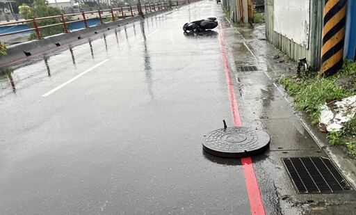 影/大雨人孔蓋噴飛擊落機車 新北女騎士慘摔破頭