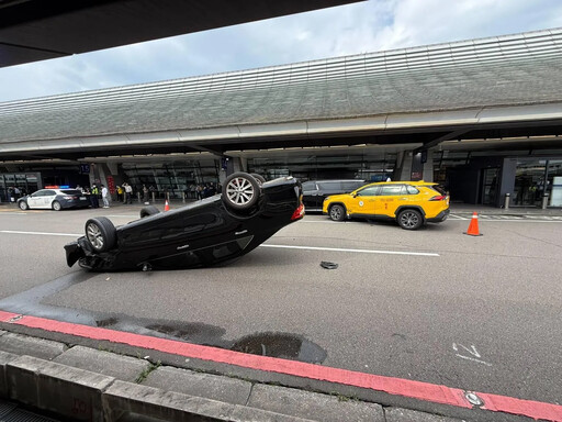 桃機第一航廈3車追撞!計程車切車道釀翻車 1駕駛受傷
