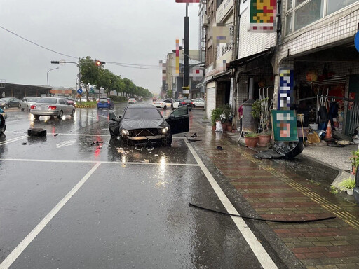 雨天失控!21歲男開BMW飛撞休旅 零件四散幸無人身亡