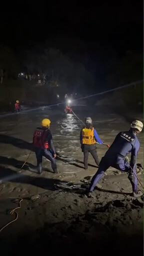 影/花蓮八里灣溪水暴漲!23人受困驚魂整夜 救援畫面曝
