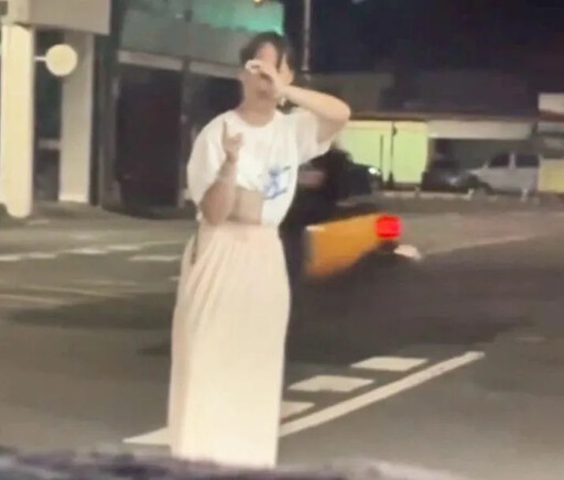 影/高雄大法師?白衣女連2天拿「泰國驅鬼法器」詭異扭動