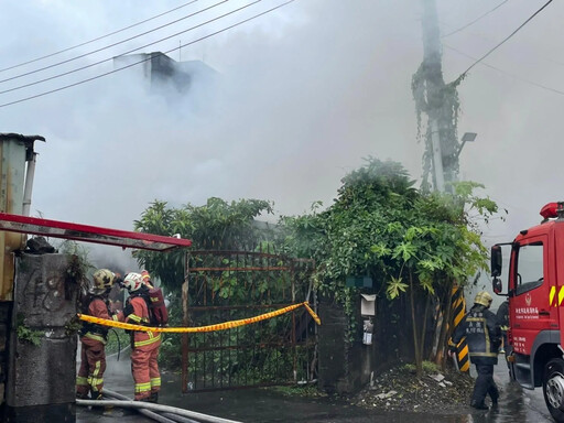影/新北三重木材工廠大火!火煙狂燃「零能見度」