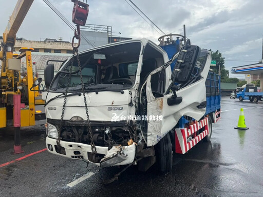 影/酒駕釀禍!台南永康醉運將開貨車「撞爛整組號誌設備」