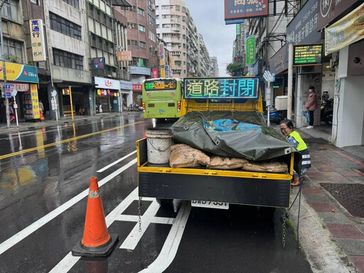 影/豪雨釀災!新北永和路基塌陷 公車停靠區掏空見大洞