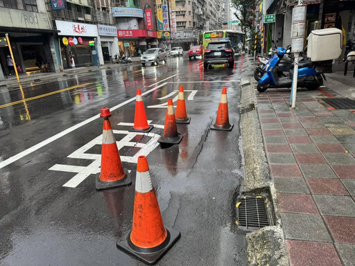 影/豪雨釀災!新北永和路基塌陷 公車停靠區掏空見大洞