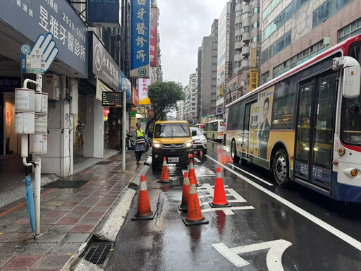 影/豪雨釀災!新北永和路基塌陷 公車停靠區掏空見大洞