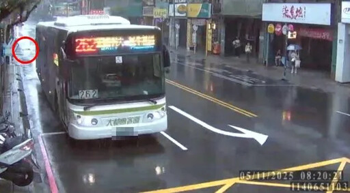 影/豪雨釀災!新北永和路基塌陷 公車停靠區掏空見大洞